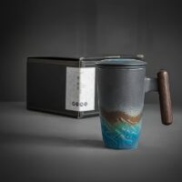 Modern tasarım masa lambası, şık ve fonksiyonel.