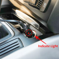 Modern tasarım masa lambası, şık ve fonksiyonel.