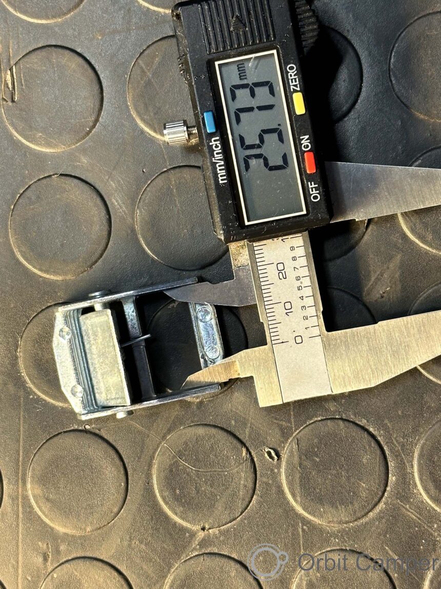 Şık ve dayanıklı yaylı toka, kolay kullanım.