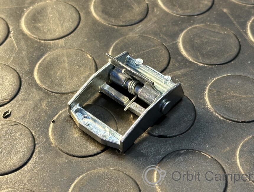 Şık ve dayanıklı yaylı toka, kolay kullanım.